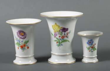 3 Trichtervasen mit Blumendekor Meissen, nach 1934, Porzella…