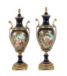 Vasenpaar mit Reservenmalerei wohl Frankreich, 20. Jh., Porz…