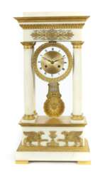 Große Portal-Uhr im Empirestil Anfang 19. Jh., Emailleziffer…