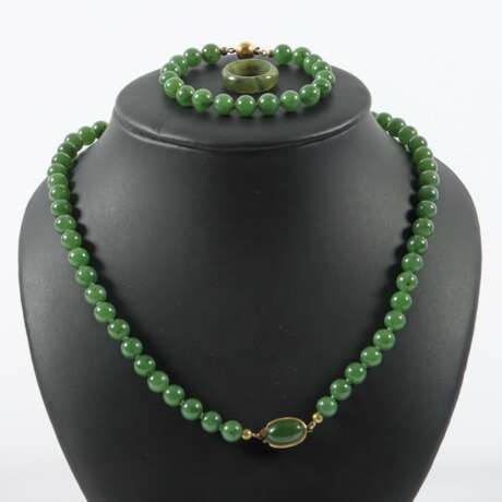 Jadeschmuck Gelbgold 585, 3-tlg. best. aus: 1x Collier aus J… - фото 1