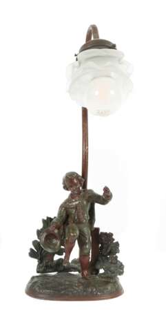 Junge als Tischlampe Um 1900, Zinkguss und Messing, braun un… - Foto 1