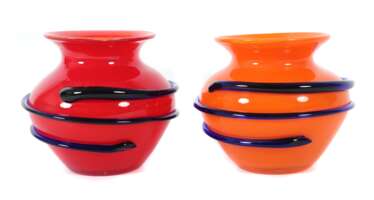 2 kleine Balustervasen 20. Jh., 1x Vase aus orange eingefärb…