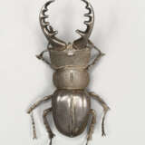 A SMALL SILVER ARTICULATED SCULPTURE OF A STAG BEETLE - фото 1