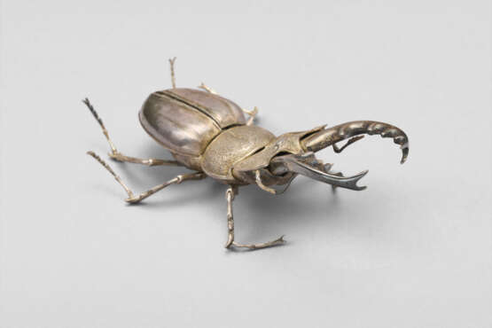 A SMALL SILVER ARTICULATED SCULPTURE OF A STAG BEETLE - photo 3