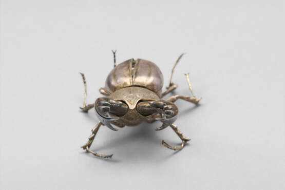A SMALL SILVER ARTICULATED SCULPTURE OF A STAG BEETLE - фото 4