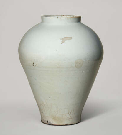 A WHITE PORCELAIN JAR - Foto 6