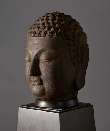 A LARGE CAST IRON HEAD OF BUDDHA - Foto 2