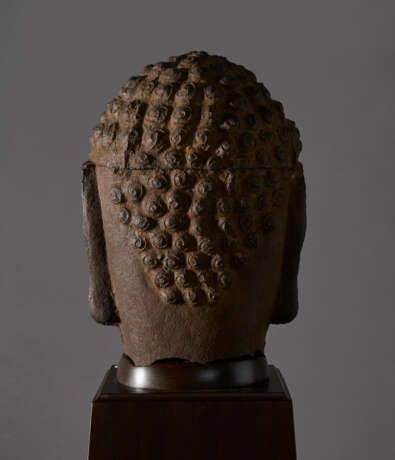 A LARGE CAST IRON HEAD OF BUDDHA - фото 4