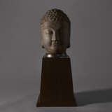 A LARGE CAST IRON HEAD OF BUDDHA - Foto 5