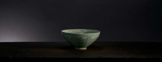 A SLIP-INLAID CELADON STONEWARE BOWL - photo 2