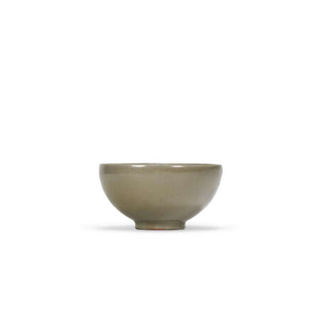 A SMALL CELADON STONEWARE CUP - фото 2