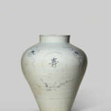 A BLUE-AND-WHITE PORCELAIN JAR WITH FOUR LETTERS - Foto 1