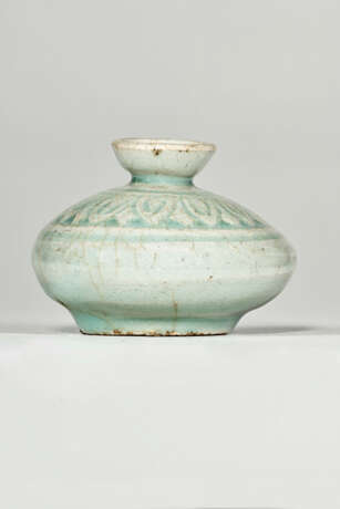 A SMALL CELADON STONEWARE OIL BOTTLE - фото 3