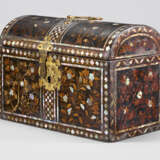 A NANBAN-STYLE LACQUER DOMED COFFER - photo 2