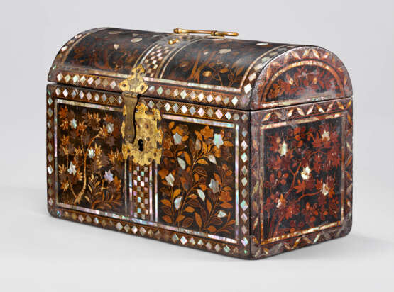 A NANBAN-STYLE LACQUER DOMED COFFER - photo 2