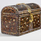 A NANBAN-STYLE LACQUER DOMED COFFER - фото 4