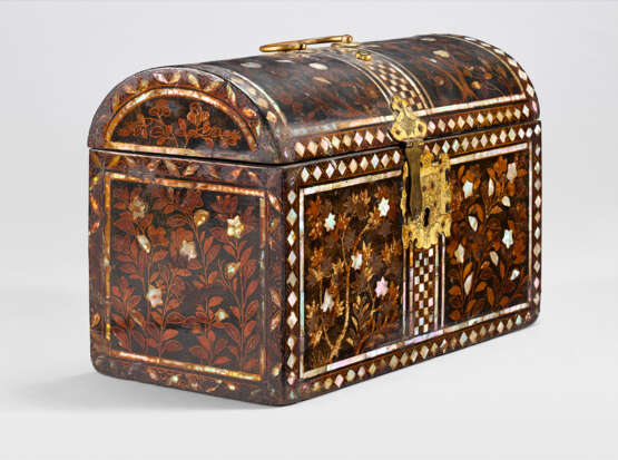 A NANBAN-STYLE LACQUER DOMED COFFER - photo 4