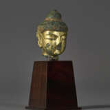 A GILT-BRONZE HEAD OF BUDDHA - photo 2