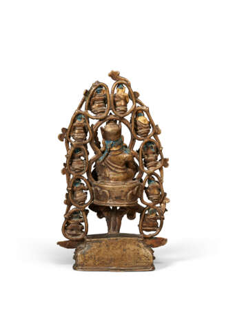 A BRONZE FIGURE OF PADMASAMBHAVA WITH MANIFESTATIONS AND DISCIPLES - фото 4