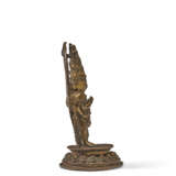 A GILT-COPPER FIGURE OF AVALOKITESHVARA - photo 4