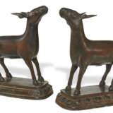 A PAIR OF BRONZE DEER - Foto 2