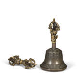 A METAL ALLOY AND BRONZE GHANTA AND A BRONZE VAJRA - фото 3