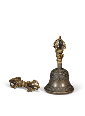 A METAL ALLOY AND BRONZE GHANTA AND A BRONZE VAJRA - photo 3