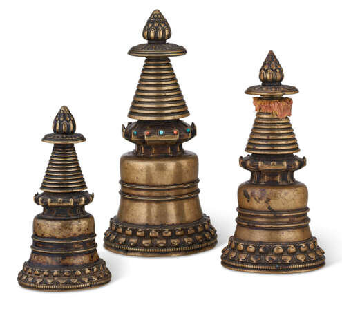 A GROUP OF THREE BRONZE KADAMPA STUPAS - photo 2