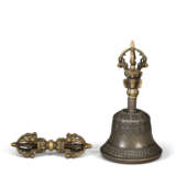 A METAL ALLOY AND BRONZE GHANTA AND A BRONZE VAJRA - photo 4