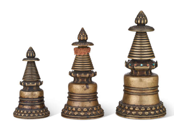 A GROUP OF THREE BRONZE KADAMPA STUPAS - Foto 3