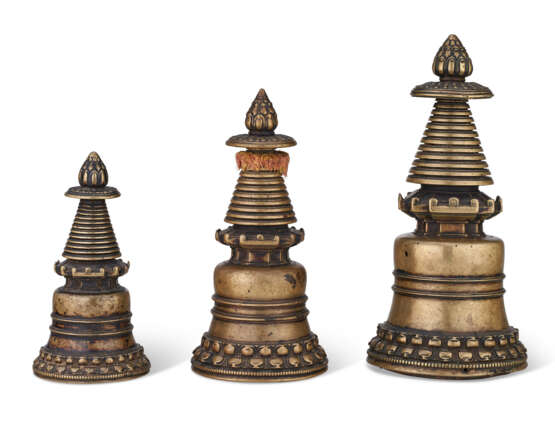 A GROUP OF THREE BRONZE KADAMPA STUPAS - photo 6