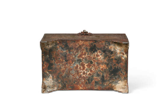 A SILVER-INLAID IRON BOX - Foto 10