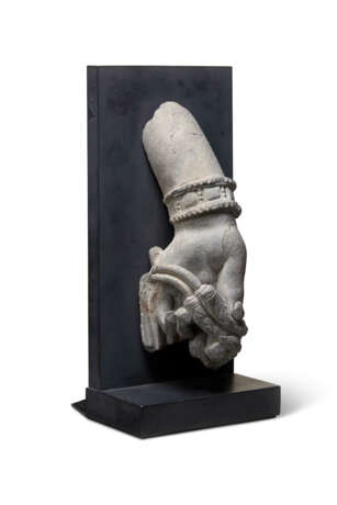 A LARGE GREY SCHIST HAND OF A BODHISATTVA - Foto 2