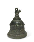 Indonésie. A LARGE BRONZE BELL WITH NANDI