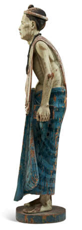 A LARGE PAINTED WOOD FIGURE OF AN ELDER - фото 2