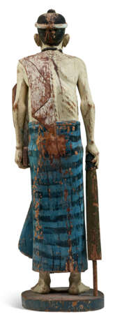 A LARGE PAINTED WOOD FIGURE OF AN ELDER - фото 5