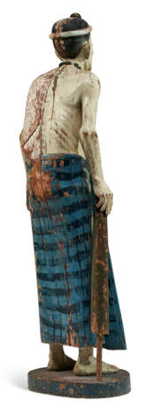 A LARGE PAINTED WOOD FIGURE OF AN ELDER - фото 7