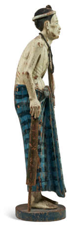 A LARGE PAINTED WOOD FIGURE OF AN ELDER - фото 8
