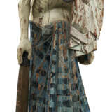 A LARGE PAINTED WOOD FIGURE OF AN ELDER - фото 9