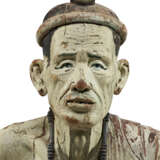 A LARGE PAINTED WOOD FIGURE OF AN ELDER - Foto 11