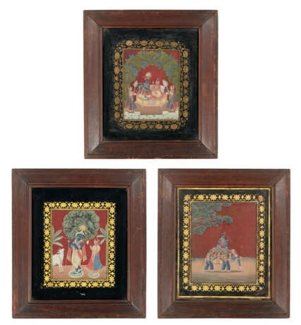 A GROUP OF THREE REVERSE GLASS PAITINGS - Foto 1