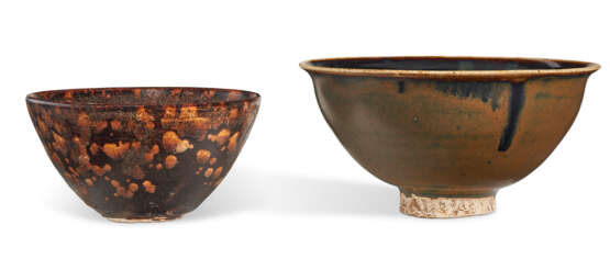 TWO RUSSET-SPLASHED BLACK-GLAZED BOWLS - фото 1