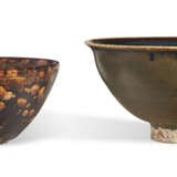 TWO RUSSET-SPLASHED BLACK-GLAZED BOWLS - фото 1