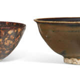 TWO RUSSET-SPLASHED BLACK-GLAZED BOWLS - фото 2