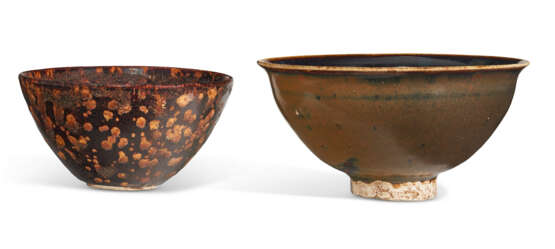 TWO RUSSET-SPLASHED BLACK-GLAZED BOWLS - Foto 2