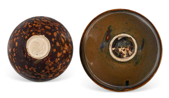 TWO RUSSET-SPLASHED BLACK-GLAZED BOWLS - Foto 3