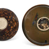 TWO RUSSET-SPLASHED BLACK-GLAZED BOWLS - Foto 3