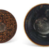 TWO RUSSET-SPLASHED BLACK-GLAZED BOWLS - Foto 4