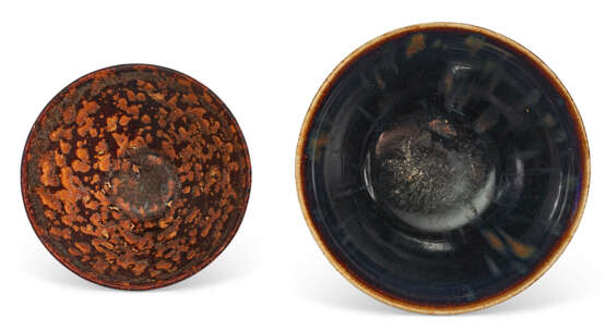 TWO RUSSET-SPLASHED BLACK-GLAZED BOWLS - Foto 4