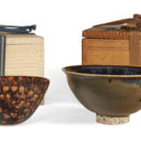 TWO RUSSET-SPLASHED BLACK-GLAZED BOWLS - Foto 5